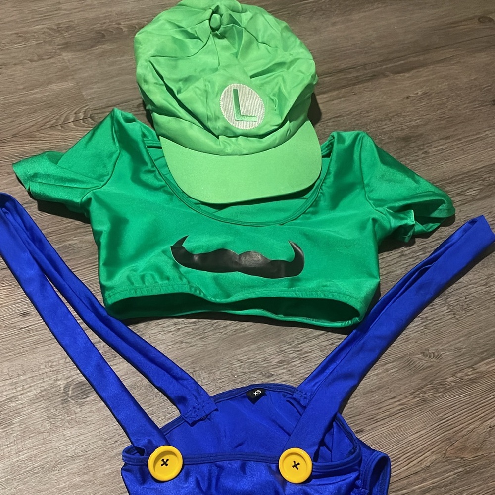 Custom made Luigi halloween costume 💚 Comes with hat. Overalls go over shirt.